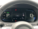 視認性の高いメーター類が、運転に必要な情報を的確に伝えます。運転状況を一目で把握でき、安全運転をサポートします。快適なドライビングを。