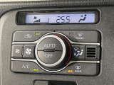 【オートエアコン】一度お好みの温度に設定すれば、車内の温度を検知し風量や温度を自動で調整。暑い&hellip;寒い&hellip;と何度もスイッチ操作をする必要はありません。快適な車内空間には必須の機能ですね♪