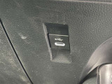 こちらのクルマはUSB接続コネクタも装備されています♪スマホの充電などにお使い下さい。ご旅行中での充電切れも、これなら心配いりませんね!