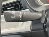 雨天時にもクリアな視界を確保できるワイパーレバー。運転の安全性を高める、重要な装備です。