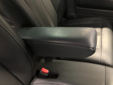 【アームレスト】運転時の疲労軽減にもなるアームレストがついています!