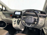 運転席まわりです。 各操作スイッチは使いやすい位置に配置されてます。