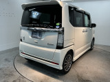 スポーティー&スタイリッシュな、大型テールゲートスポイラー