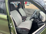 広く快適な運転席周りです。