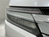 LEDヘッドライトは、点灯の瞬間から最大光量を発揮し、突然暗くなるトンネルなどでの安定感を高めます。