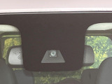 【三菱e-Assist】走行中に前方の車両等を認識し、衝突しそうな時は警報とブレーキで衝突回避と被害軽減をアシスト。より安全にドライブをお楽しみいただけます。