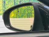 【ブラインドスポットモニター】走行中、ドアミラーの死角になりやすい箇所に後続車が接近するとサイドミラーのレンズに警告を表示!ドライバーに注意喚起をしてくれます。