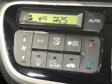 【オートエアコン】一度お好みの温度に設定すれば、車内の温度を検知し風量や温度を自動で調整。暑い&hellip;寒い&hellip;と何度もスイッチ操作をする必要はありません。快適な車内空間には必須の機能ですね♪