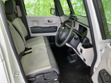 広々とした室内空間が魅力。運転席からの視界も良好で、運転に集中できます。快適なドライブをサポートする空間です。