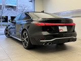 Audiのリヤディフューザーは、車両の後方での空気の流れを整え、乱流を減少させることで、走行安定性を向上させます。またスポーティで洗練された外観を提供し、全体のスタイルに一体感を持たせます。