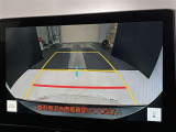 こちらのバックカメラは画面にラインが表示されておりますので、バック持のクルマの進行方向の目安になります。より高いレベルで車庫入れをサポートする、便利な機能ですね。