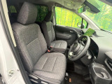 運転席シート廻りは使用感も少なく、良好な状態となっています。前オーナー様が丁寧に使っていたことがよくわかりますね。