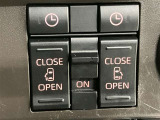 両側パワースライドドアを採用しており、運転席から簡単に開閉操作が可能です。駐車場や狭い場所でも扱いやすく、乗車時・降車時の負担を軽減します。