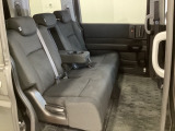 2列目シートは背もたれの角度調節ができるベンチシートになっております。長距離運転になってもゆったりとできるように、カップホルダー付きアームレストがついてます。