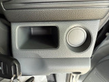 運転席側インパネには、小銭や鍵などを一時的に置ける小物収納スペースを装備♪