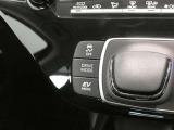 トラクションコントロール装備です。すべりやすい路面での発進時や加速時にタイヤの空転を抑え、駆動力確保に貢献する機能です。詳細は販売店スタッフまでおたずねください。