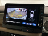 リバースギアに入れるだけで後方の表示へ切り替わります。夜間や雨の日の駐車も楽になりますよ。