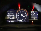 とっても見やすいメーターです。夜間時はラグジュアリーな気分にさせてくれる照明が魅力ですので、夜のドライブも楽しみになりますよ♪