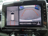 見下ろしているかのような映像で、駐車もスムーズにできる。アラウンドビューモニター