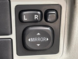 【電動格納ミラー】サイドミラーは電動格納式となっており、狭い駐車場でもキズがつくリスクを抑えられます。