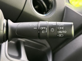 操作しやすい位置に配置されたウインカーレバーで、安全な車線変更をサポート。直感的に操作できる設計です。