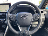 握りやすいステアリング形状で、快適なドライビングを実現。操作性にも優れ、運転の楽しさを向上させます。
