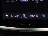 フロントシートには、シートヒーター&シートエアコンに加え、ステアリングホイール・ヒーターも装備。厳寒の地、北欧スウェーデン発祥のブランドならではのアイテムです。シートヒーターは後席にも装備しています