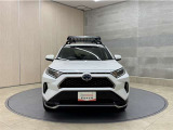 お車購入のポイントとなるフロントマスクです!シャープな目つきが印象的なデザインのヘッドランプです。