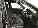 高いホールド性で運転姿勢が安定します。長距離ドライブでも疲れにくいのが魅力です。快適なドライビングライフをお送りください♪