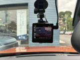 走行中、車両前方で発生したアクシデントなどを、このドライブレコーダーが記録します。万が一の時の証拠資料として有効だから安心です。
