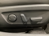 運転席にはパワーシートを装備!シート位置を記憶するメモリー機能付きなのでご夫婦で2名分セットすると便利です♪