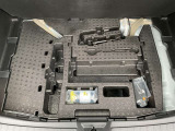 荷室下には工具類が入っています。