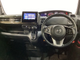車内は光触媒抗菌消臭施工済です。インパネ周りはスタイリッシュなデザインで機能や装備も充実しています。グローブボックスやカップホルダーのほかにトレーなどたくさんの収納スペースが付いています。