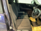 ベンチシートは、運転席と助手席の移動もスムーズ! 狭い駐車場での乗り降りや、お子様の乗り降りにも便利です。