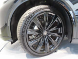 トヨタ純正アルミホイール。タイヤサイズは、235/45R21です。