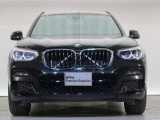 【キドニーグリル】BMWの代名詞。一目見ただけでBMWであると認識できる確固たるアイコンとして存在感を放ちます。