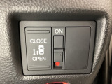 左側電動スライドドアは運転席からでも操作ができるように、ハンドル付近に開閉の操作スイッチが付いています。