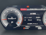 スピードメーターなどの運転に必要な計器とともに、オーディオ・電話の操作画面などを表示。レイアウトはステアリングスイッチで切り替えでき運転に集中しながら必要な情報を瞬時に得ることが可能。