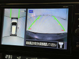 パノラミックビューモニターを装備。駐車場や交差点でクルマを真上から見るように周囲を確認できます。機能の詳細は販売店スタッフまでおたずねください。