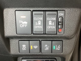 両側電動スライドドアは運転席から操作ができるよう、操作スイッチが付いています。Hondaセンシング用のVSA(ABS+TCS+横滑り抑制)解除とレーンキープアシストシステムなどのスイッチがあります。