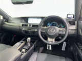 運転席まわりです。 各操作スイッチは使いやすい位置に配置されてます。
