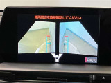 左右のドアミラーに設置されたカメラからの映像を表示します。路肩への幅寄せ・狭い路地でのすれ違いなどのケースにおいて、車両側方の安全確認や接触回避の操作をサポートします。