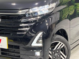 【LEDヘッドライト】悪天候や夜間走行時も良好な視界を確保し安心して運転できる高輝度LEDヘッドライトを装備!点灯速度が早く、消費電力も抑えられています。