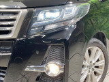 【LEDヘッドライト】悪天候や夜間走行時も良好な視界を確保し安心して運転できる高輝度LEDヘッドライトを装備!点灯速度が早く、消費電力も抑えられています。