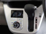 車内を快適に、オートエアコンを装備しています。