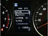 カラーヘッドアップディスプレイ付き。少ない視線移動で情報を確認できるので、運転の疲労軽減に繋がりますよ♪