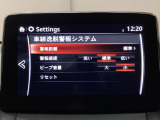 車線からはみ出しそうになると警報音やハンドルの振動、画面表示でドライバーに注意を促す安全技術です