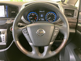 握りやすいステアリングは、運転操作をスムーズにします。オーディオやハンズフリー通話など、便利な機能も操作可能です。