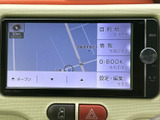 使いやすいインターフェースで、スムーズな操作が可能です。目的地設定やオーディオ操作も直感的に行えます。