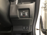【両側電動スライドドア】リモコンや運転席のスイッチ操作のほか、ドアハンドルを少し引くだけでリアドアが自動開閉します♪